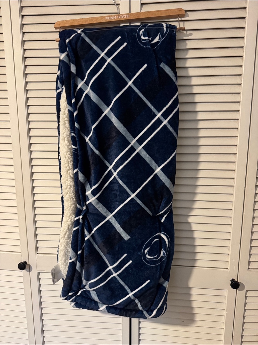 Penn state Navy Plaid Cozy Sherpa blanket